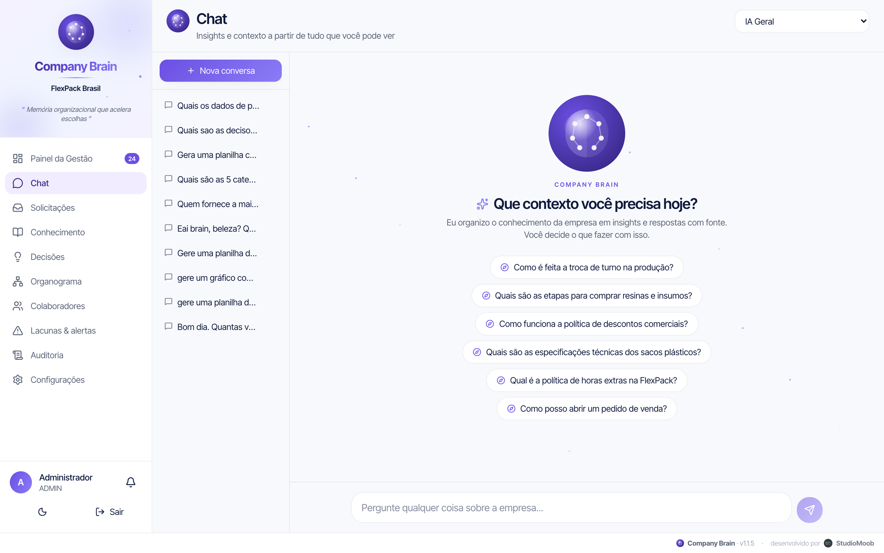 Tela de chat com IA respondendo perguntas com citações da base de conhecimento